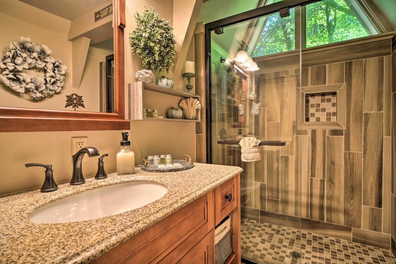 Snuggle Inn In The Heart Of Chalet Village! Gatlinburg Eksteriør billede